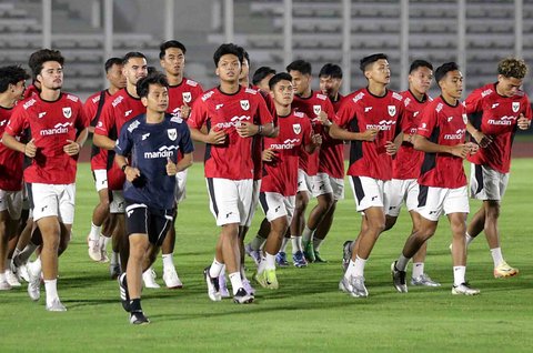 Sejumlah pemain Timnas Indonesia U-23 mengikuti  sesi latihan di Stadion Madya, Kompleks Gelora Bung Karno, Senayan, Jakarta, Kamis (10/07/2025).