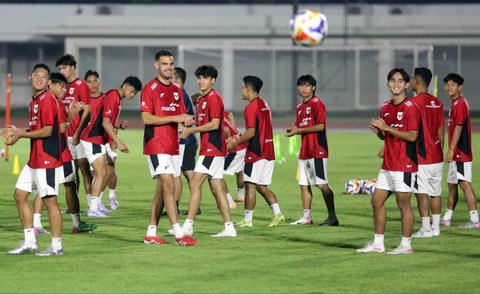 Sejumlah pemain Timnas Indonesia U-23 mengikuti  sesi latihan di Stadion Madya, Kompleks Gelora Bung Karno, Senayan, Jakarta, Kamis (10/07/2025).