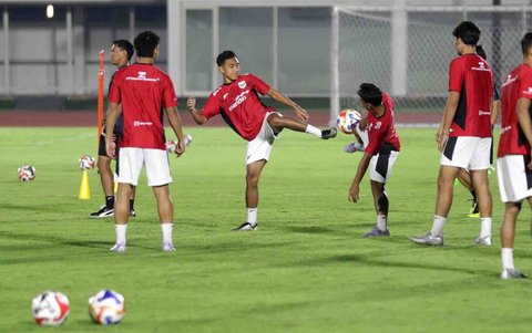 Sejumlah pemain Timnas Indonesia U-23 mengikuti  sesi latihan di Stadion Madya, Kompleks Gelora Bung Karno, Senayan, Jakarta, Kamis (10/07/2025).