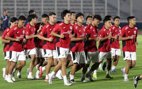 Sejumlah pemain Timnas Indonesia U-23 mengikuti  sesi latihan di Stadion Madya, Kompleks Gelora Bung Karno, Senayan, Jakarta, Kamis (10/07/2025).