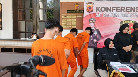 Empat anggota kelompok PSHT tersangka pengeroyokan warga Bandung, dihadirkan dalam konferensi pers di Mapolrestabes Bandung, Jumat (11/7)