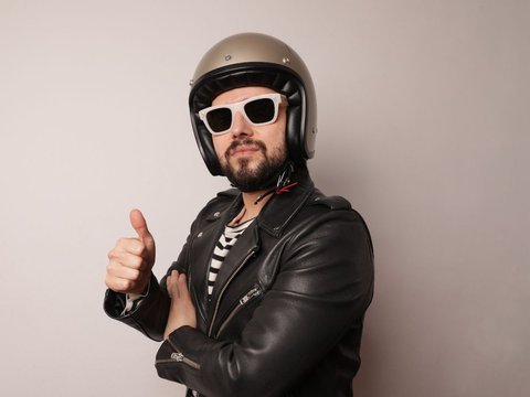 Tips Merawat Kulit Kepala Agar Tetap Segar Meski Pakai Helm