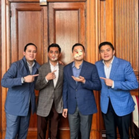 Momen Prabowo Kepalkan Tangan ke Jidat Agung Surahman Sang Ajudan yang Sedang Ultah, Kocak Gaya Teddy Joget Pacu Jalur