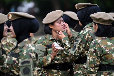 Para taruna Komponen Cadangan (Komcad) Tentara Nasional Indonesia (TNI) sebelum  mengikuti upacara wisuda di Banda Aceh, Sabtu (12/07/2025).