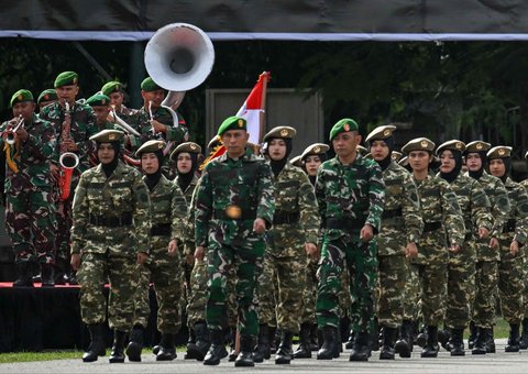 Para taruna Komponen Cadangan (Komcad) Tentara Nasional Indonesia (TNI) mengikuti upacara wisuda setelah tiga bulan menjalani latihan dasar militer di Banda Aceh, Sabtu (12/07/2025).