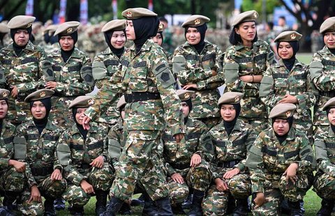 Para taruna Komponen Cadangan (Komcad) Tentara Nasional Indonesia (TNI) mengikuti upacara wisuda setelah tiga bulan menjalani latihan dasar militer di Banda Aceh, Sabtu (12/07/2025).
