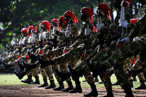 Para taruna Komponen Cadangan (Komcad) Tentara Nasional Indonesia (TNI) mengikuti upacara wisuda setelah tiga bulan menjalani latihan dasar militer di Banda Aceh, Sabtu (12/07/2025).