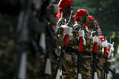 Para taruna Komponen Cadangan (Komcad) Tentara Nasional Indonesia (TNI) mengikuti upacara wisuda setelah tiga bulan menjalani latihan dasar militer di Banda Aceh, Sabtu (12/07/2025).