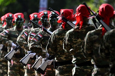 Para taruna Komponen Cadangan (Komcad) Tentara Nasional Indonesia (TNI) mengikuti upacara wisuda setelah tiga bulan menjalani latihan dasar militer di Banda Aceh, Sabtu (12/07/2025).