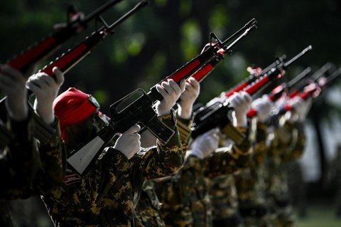 Para taruna Komponen Cadangan (Komcad) Tentara Nasional Indonesia (TNI) mengikuti upacara wisuda setelah tiga bulan menjalani latihan dasar militer di Banda Aceh, Sabtu (12/07/2025).