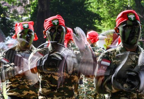 Para taruna Komponen Cadangan (Komcad) Tentara Nasional Indonesia (TNI) mengikuti upacara wisuda setelah tiga bulan menjalani latihan dasar militer di Banda Aceh, Sabtu (12/07/2025).
