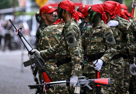 Para taruna Komponen Cadangan (Komcad) Tentara Nasional Indonesia (TNI) mengikuti upacara wisuda setelah tiga bulan menjalani latihan dasar militer di Banda Aceh, Sabtu (12/07/2025).