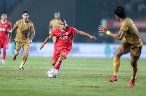 Pesepak bola Liga Indonesia All Star Riko Simanjuntak membawa bola yang dihadang pesepak bola Dewa United saat laga perebutan peringkat ketiga Piala Presiden 2025 di Stadion Si Jalak Harupat, Kabupaten Bandung, Jawa Barat, Sabtu (12/7/2025).