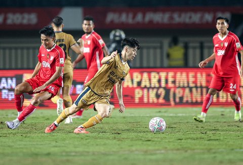 Pesepak bola Dewa United  Taisei Marukawa dihadang pesepak bola Liga Indonesia All Star saat laga perebutan peringkat ketiga Piala Presiden 2025 di Stadion Si Jalak Harupat, Kabupaten Bandung, Jawa Barat, Sabtu (12/7/2025).
