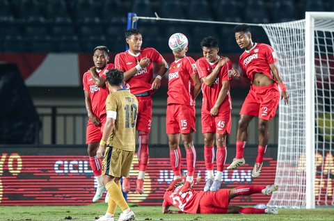 Pesepak bola Liga Indonesia All Star menahan tendangan bebas  pesepak bola Dewa United saat laga perebutan peringkat ketiga Piala Presiden 2025 di Stadion Si Jalak Harupat, Kabupaten Bandung, Jawa Barat, Sabtu (12/7/2025).
