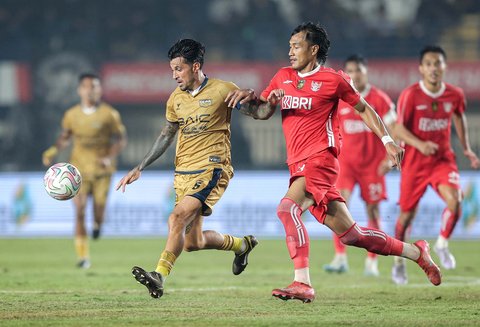 Pesepak bola Dewa United  Lilipaly berebut bola dengan pesepak bola Liga Indonesia All Star Hansamu  saat laga perebutan peringkat ketiga Piala Presiden 2025 di Stadion Si Jalak Harupat, Kabupaten Bandung, Jawa Barat, Sabtu (12/7/2025).