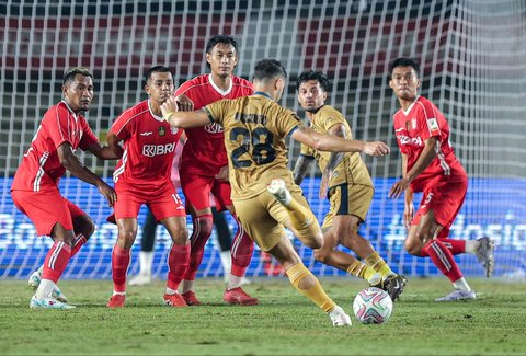Pesepak bola Dewa United  Alexis Nahuel melakukan tendangan ke gawang  Liga Indonesia All Star saat laga perebutan peringkat ketiga Piala Presiden 2025 di Stadion Si Jalak Harupat, Kabupaten Bandung, Jawa Barat, Sabtu (12/7/2025).