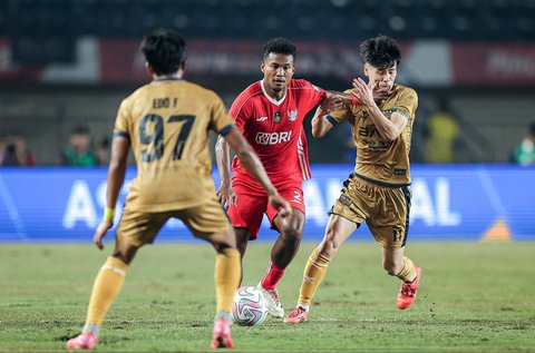 Pesepak bola Dewa United  Taisei Marukawa menghadang  pesepak bola Liga Indonesia All Star Amiruddin saat laga perebutan peringkat ketiga Piala Presiden 2025 di Stadion Si Jalak Harupat, Kabupaten Bandung, Jawa Barat, Sabtu (12/7/2025).