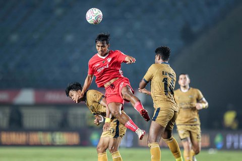 Pesepak bola Liga Indonesia All Star Mohammad Khanafi berbenturan dengan pesepak bola Dewa United Wahyu  Edo Febriansah saat laga perebutan peringkat ketiga Piala Presiden 2025 di Stadion Si Jalak Harupat, Kabupaten Bandung, Jawa Barat, Sabtu (12/7/2025