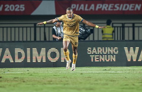 Pesepak bola Dewa United Alex Martins usai menggolkan gawang Liga Indonesia All Star Amiruddin saat laga perebutan peringkat ketiga Piala Presiden 2025 di Stadion Si Jalak Harupat, Kabupaten Bandung, Jawa Barat, Sabtu (12/7/2025).