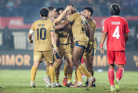 Pesepak bola Dewa United  melakukan selenrasi usai  menggolkan gawang Liga Indonesia All Star Amiruddin saat laga perebutan peringkat ketiga Piala Presiden 2025 di Stadion Si Jalak Harupat, Kabupaten Bandung, Jawa Barat, Sabtu (12/7/2025).