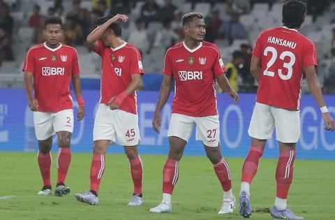 Pesepak bola Indonesia All Stars Hansamu dihadang pesepakbola Oxford United FC saat pertandingan Piala Presiden 2025 di Stadion Gelora Bung Karno, Jakarta, Minggu (06/07/2025).