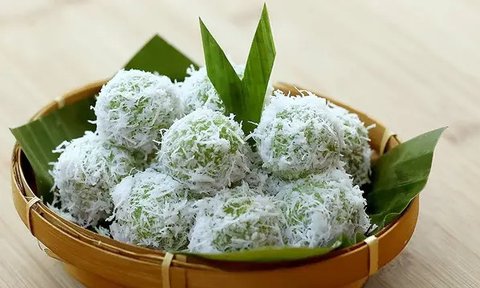 Klepon, jajanan tradisional khas Bugis-Makassar, tetap menjadi favorit masyarakat Gorontalo saat Ramadhan (Arfandi Ibrahim/Liputan6.com)