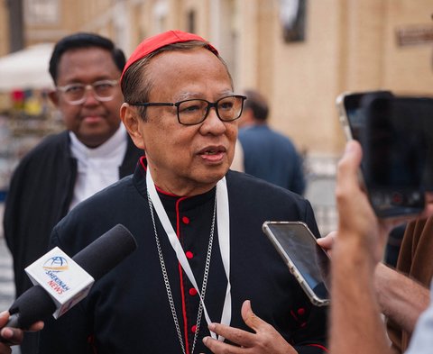 Kardinal Indonesia Ignatius Suharyo Hardjoatmodjo tiba untuk menghadiri pertemuan jemaat dengan pemandangan Basilika Santo Petrus di Vatikan, Selasa (06/05/2025)