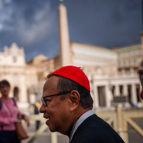 Kardinal Indonesia Ignatius Suharyo Hardjoatmodjo tiba untuk menghadiri pertemuan jemaat dengan pemandangan Basilika Santo Petrus di Vatikan, Selasa (06/05/2025)
