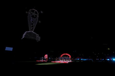 Atraksi 1400 drone menghiasi langit Stadion Si Jalak Harupat, Bandung, Jawa Barat, Minggu (13/07/2025).