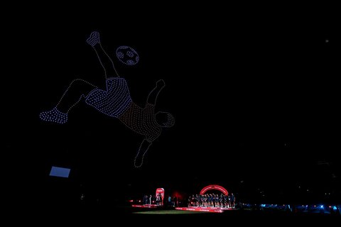 Atraksi 1400 drone menghiasi langit Stadion Si Jalak Harupat, Bandung, Jawa Barat, Minggu (13/07/2025).