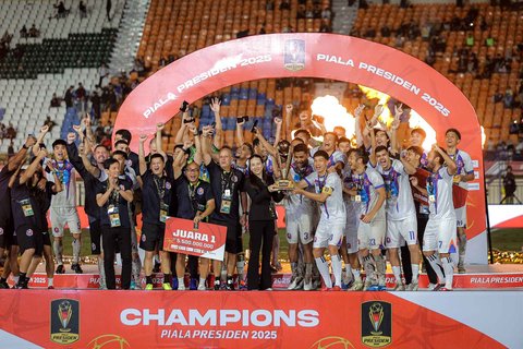 Pemain dan official tim Port FC merayakan gelar juara turnamen Piala Presiden 2025 di Stadion Si Jalak Harupat, Bandung, Jawa Barat, Minggu (13/07/2025).