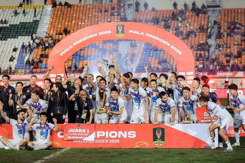 Pemain dan official tim Port FC merayakan gelar juara turnamen Piala Presiden 2025 di Stadion Si Jalak Harupat, Bandung, Jawa Barat, Minggu (13/07/2025).