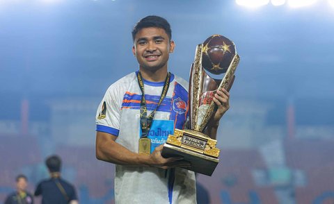 Pemain Port FC, Asnawi Mangkualam merayakan gelar juara Piala Presiden 2025 di Stadion Si Jalak Harupat, Soreang, Kabupaten Bandung, Jawa Barat, Minggu (13/7/2025).