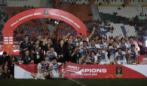 Pemain dan official tim Port FC merayakan gelar juara turnamen Piala Presiden 2025 di Stadion Si Jalak Harupat, Bandung, Jawa Barat, Minggu (13/07/2025).