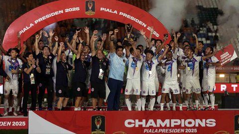 Pemain dan official tim Port FC merayakan gelar juara turnamen Piala Presiden 2025 di Stadion Si Jalak Harupat, Bandung, Jawa Barat, Minggu (13/07/2025).
