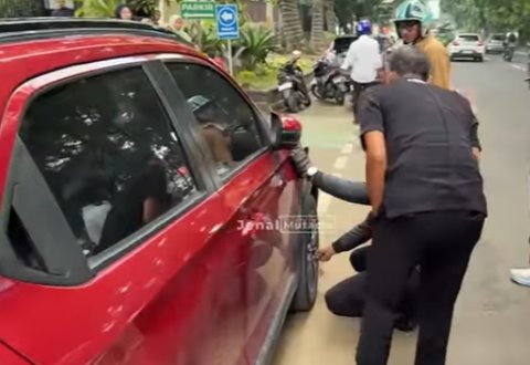 Parkir Sembarangan, Wakil Walikota Bogor Ngamuk Sambil Gembosi Ban Mobil 'Cepatan Panggil Orangnya Sekarang'