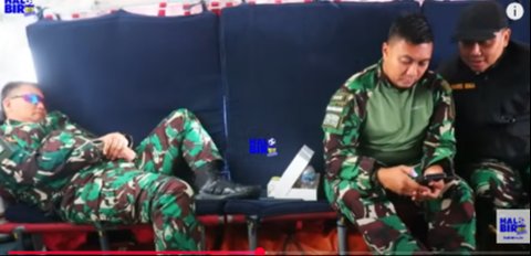 Berangkat Dinas ke Kalbar, Momen Letjen Kunto Arief Tak Lupa Salat