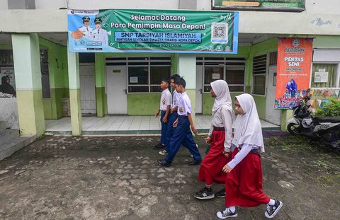 Murid tingkat SMP  dalam program Rintisan Sekolah Swasta Gratis mengikuti kegiatan MPLS (Masa Pengenalan Lingkungan Sekolah) di SMP Tarbiyah Islamiyah, Depok, Jawa Barat, Senin (14/07/2025).