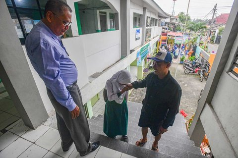 Murid tingkat SMP  dalam program Rintisan Sekolah Swasta Gratis saat pertama masuk sekolah di SMP Tarbiyah Islamiyah, Depok, Jawa Barat, Senin (14/07/2025).