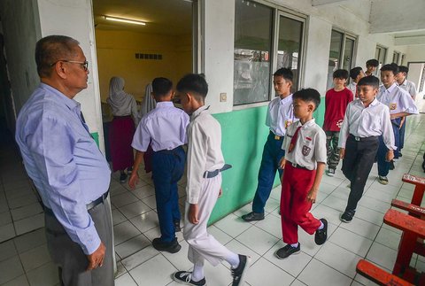 Murid tingkat SMP  dalam program Rintisan Sekolah Swasta Gratis mengikuti kegiatan MPLS (Masa Pengenalan Lingkungan Sekolah) di SMP Tarbiyah Islamiyah, Depok, Jawa Barat, Senin (14/07/2025).