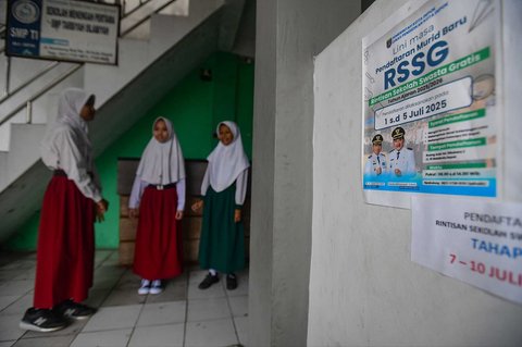 Murid tingkat SMP  dalam program Rintisan Sekolah Swasta Gratis mengikuti kegiatan MPLS (Masa Pengenalan Lingkungan Sekolah) di SMP Tarbiyah Islamiyah, Depok, Jawa Barat, Senin (14/07/2025).