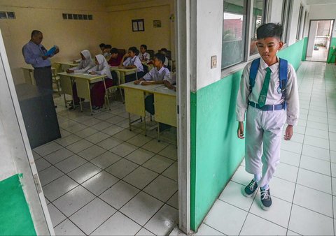 Murid tingkat SMP  dalam program Rintisan Sekolah Swasta Gratis belajar dalam kelas saat kegiatan MPLS (Masa Pengenalan Lingkungan Sekolah) di SMP Tarbiyah Islamiyah, Depok, Jawa Barat, Senin (14/07/2025).
