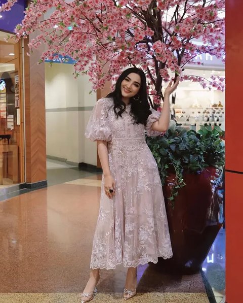 Gaya Elegan Ashanty Pakai Dress Brokat