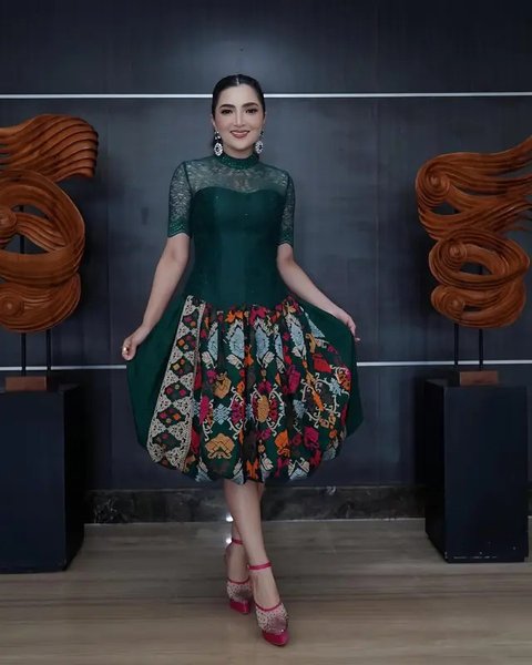 Gaya Elegan Ashanty Pakai Dress Brokat