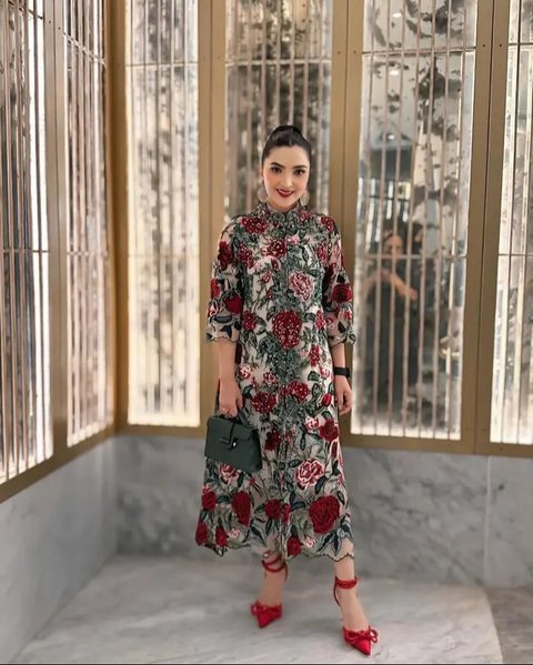 Gaya Elegan Ashanty Pakai Dress Brokat