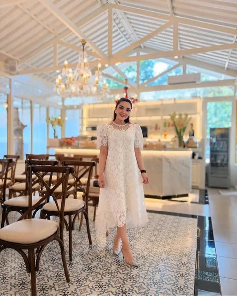 Gaya Elegan Ashanty Pakai Dress Brokat