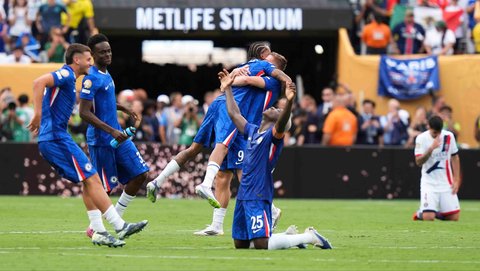 Para pemain Chelsea merayakan kemenangan atas Paris Saint-Germain dalam final Piala Dunia Antarklub di East Rutherford, New Jersey, Minggu, (13/07/2025).