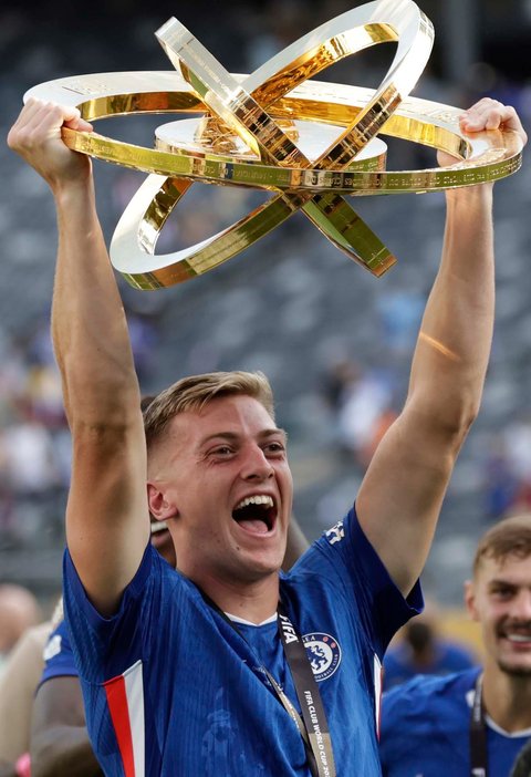 Pemain Chelsea Kiernan Dewsbury-Hall engangkat trofi setelah pertandingan final Piala Dunia Antarklub antara Chelsea dan PSG di East Rutherford, New Jersey, Minggu, (13/07/2025).