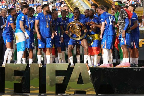 Para pemain Chelsea merayakan kemenangan atas Paris Saint-Germain dalam pertandingan final Piala Dunia Antarklub di East Rutherford, New Jersey, Minggu, (13/07/2025).